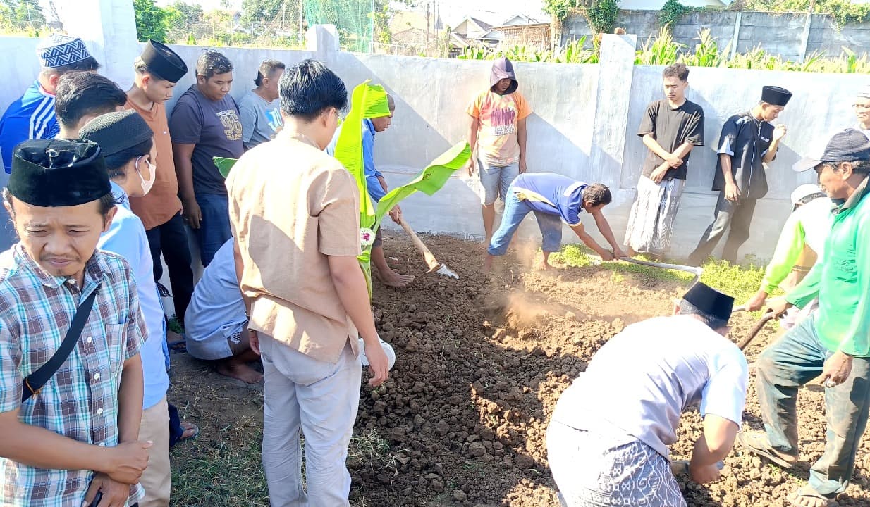 Puluhan Atlet Panjat Tebing Iringi Pemakaman Safriel Korban Karhutla Bromo