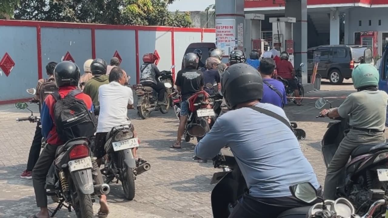 BBM Subsidi Langka, Antrean Mengular Ratusan Meter