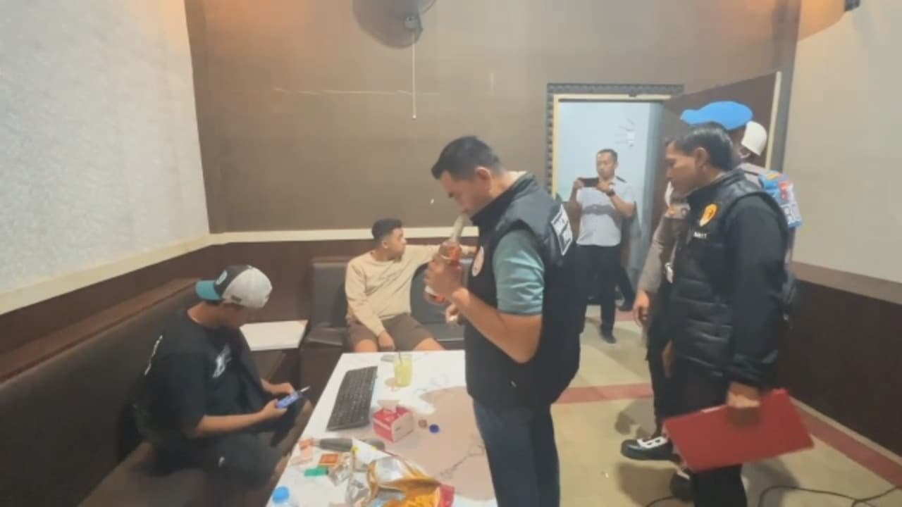 Razia Narkoba Sasar Karaoke, Pengunjung Tes Urine