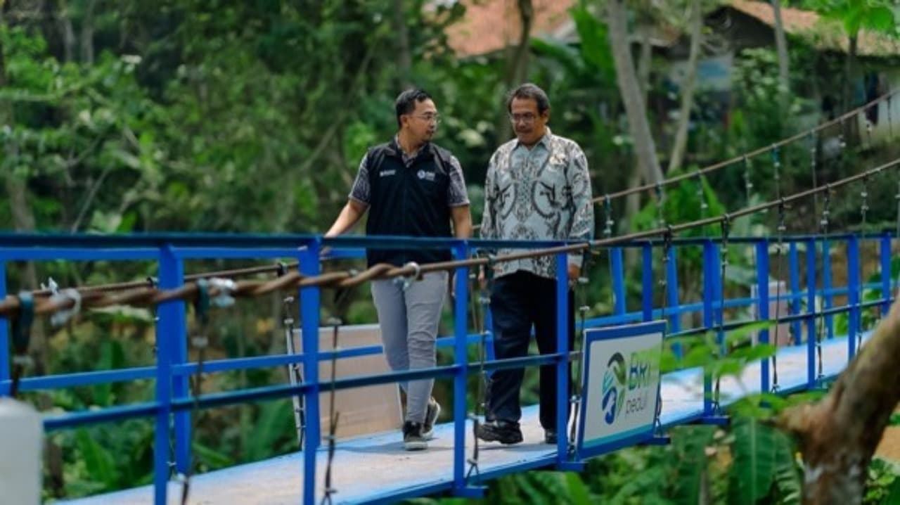 Buka Akses Terisolir, BRI Peduli Bangun Jembatan Gantung di Cianjur untuk Anak Sekolah dan Warga