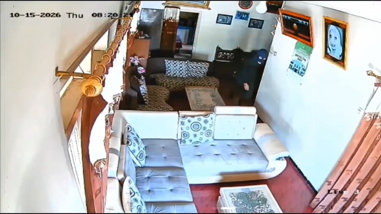Maling Bertopeng Terekam CCTV Acak-acak Rumah Warga di Pasuruan
