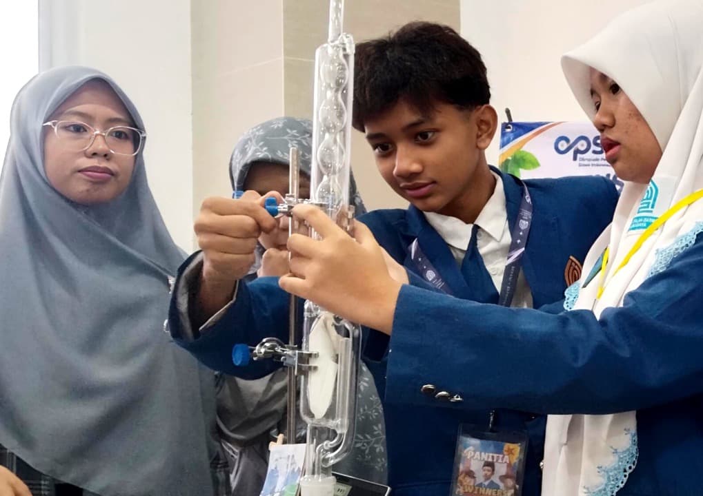 Siswa SMP Al Falah Surabaya Sulap Biji Ketapang jadi Minyak Nabati Alternatif