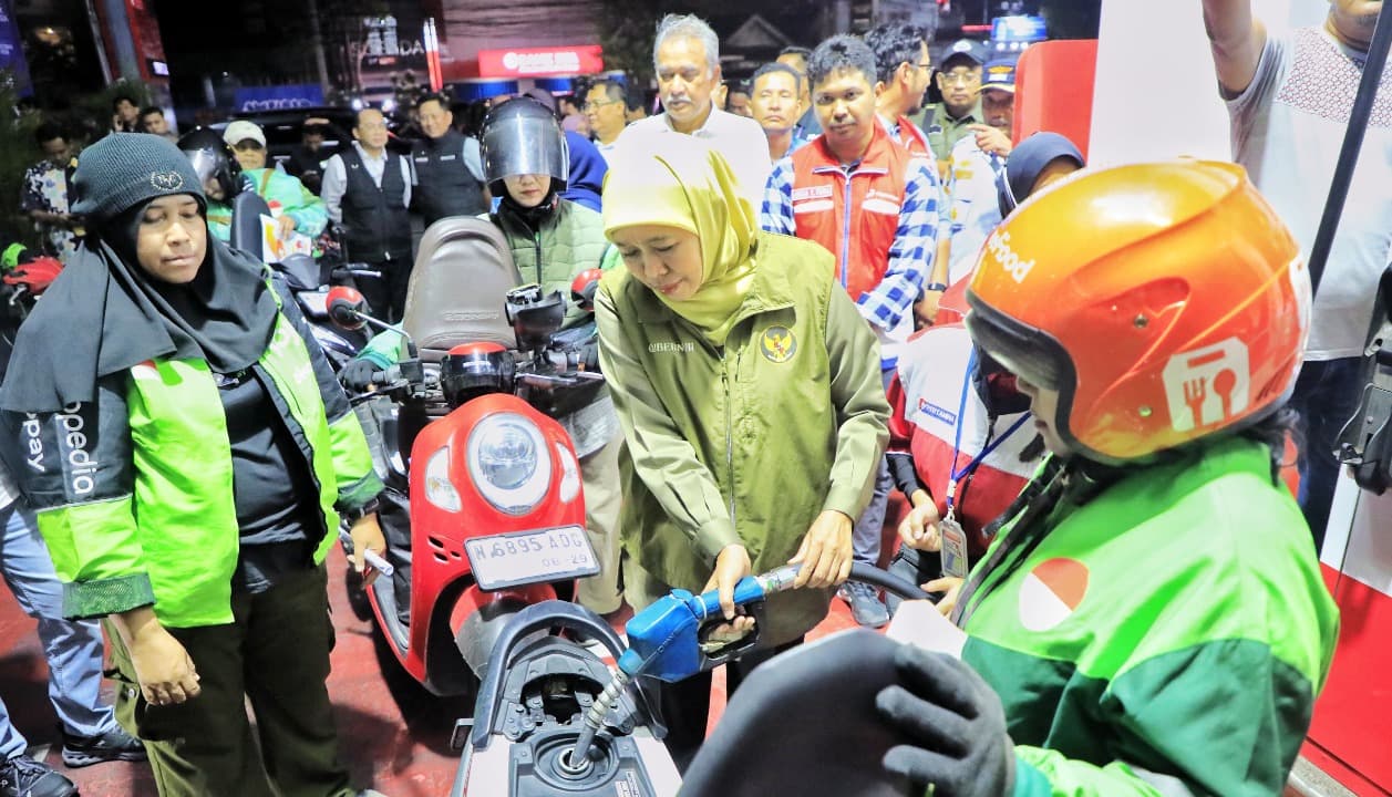 Gubernur Khofifah Bagikan 300 Liter BBM Gratis untuk Ojol Malang, Imbau Warga Hindari Panic Buying