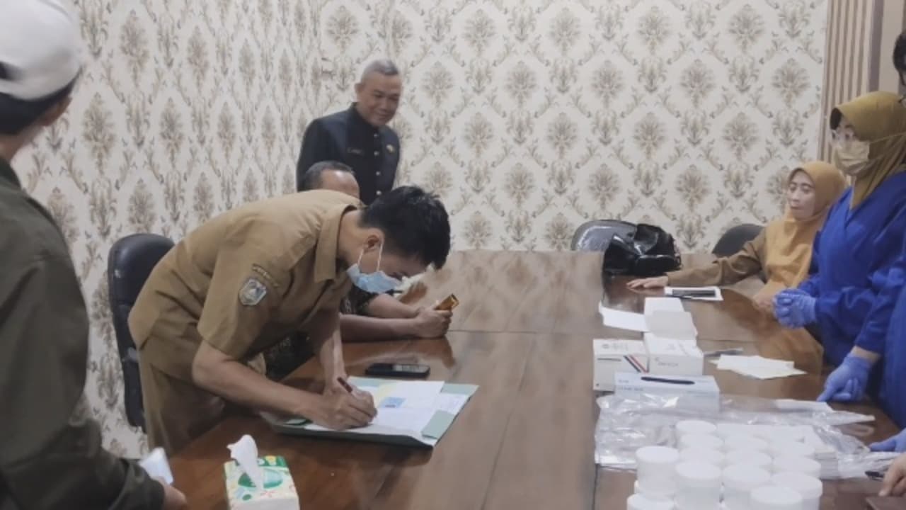 Ketua DPRD Situbondo Umumkan Hasil Tes Urine Anggota