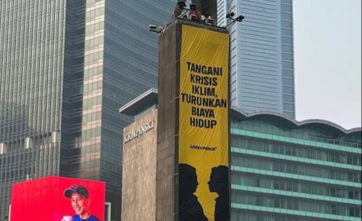 Spanduk Kritik Greenpeace di Bundaran HI Dicopot, Puluhan Petugas Berjaga