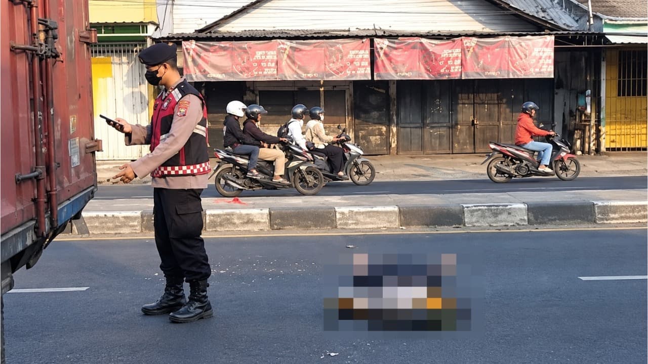 Berangkat ke Sekolah, Guru Hamil 8 Bulan Tewas Tabrak Elf di Sooko Mojokerto