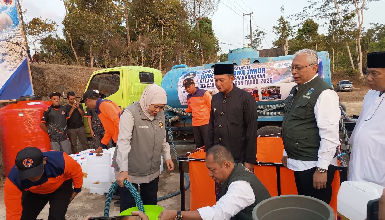 Gubernur Khofifah Salurkan Bantuan Air Bersih di Pacitan, Anggaran Dropping Capai Rp3,8 Miliar