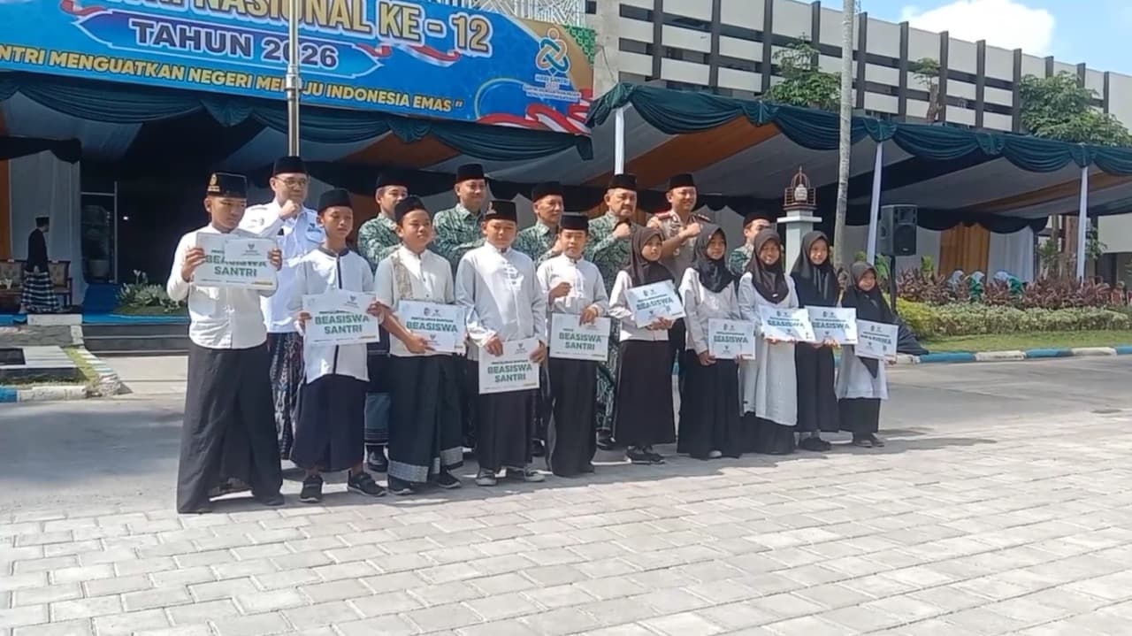Pimpin Upacara Hari Santri, Plt Bupati Tulungagung Janji Naikkan Insentif Guru Madin Jadi Dua Kali Lipat