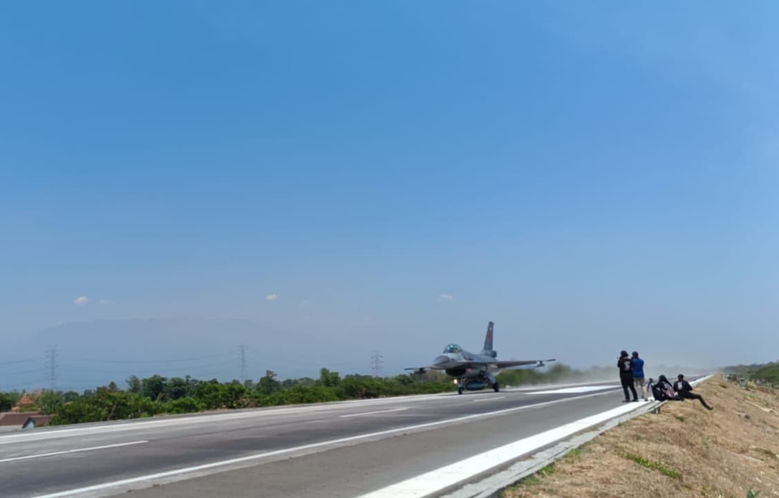 Tol Paspro Diuji Jadi Landasan Pesawat Tempur, F-16 dan Super Tucano Mendarat