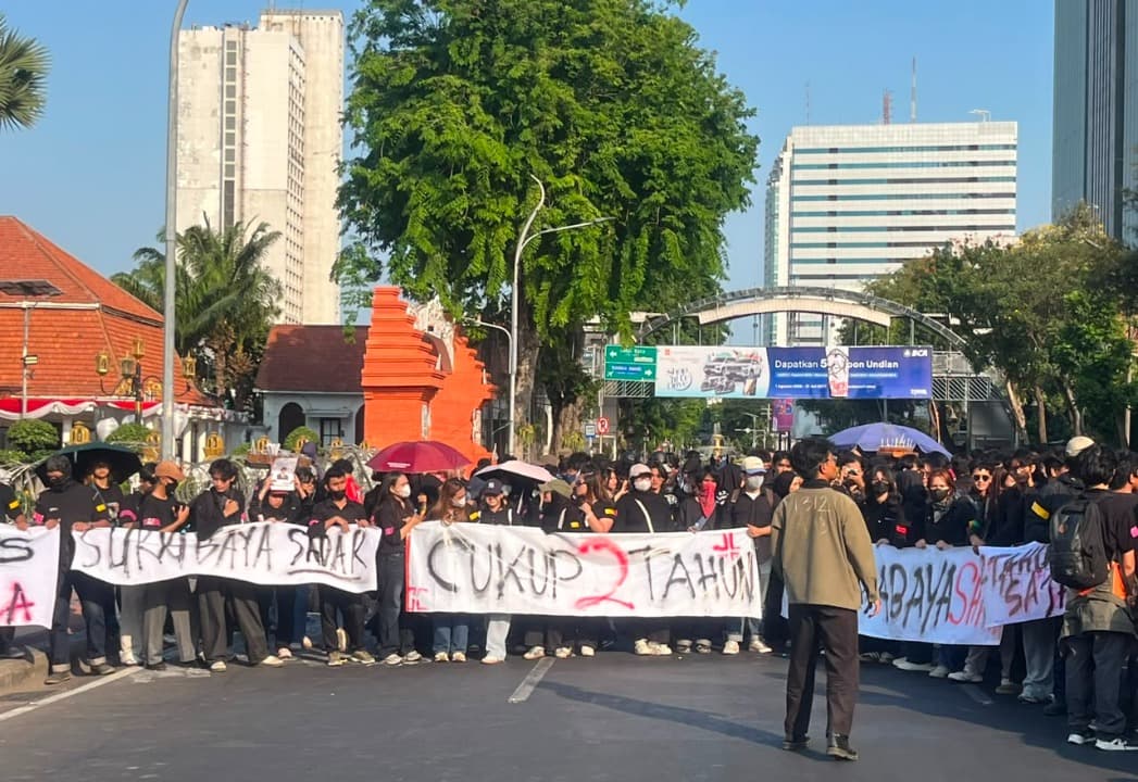 Dua Tahun Prabowo-Gibran, Massa Demo di Grahadi Sampaikan Sejumlah Tuntutan
