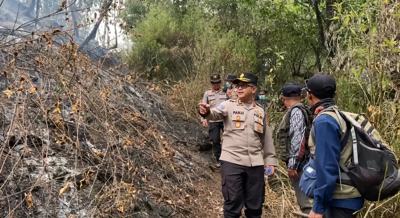 Karhutla Arjuno–Welirang Belum Padam, Kapolres Batu Turun Langsung Bertaruh Tenaga di Lereng Gunung