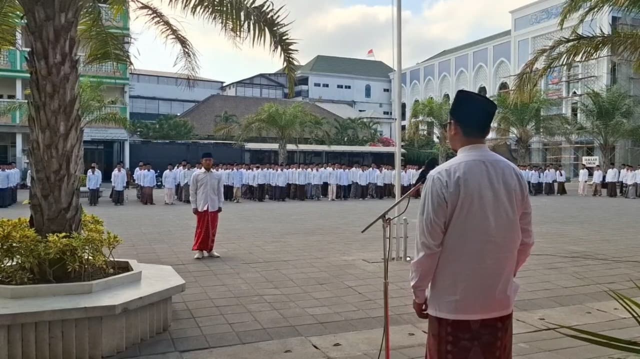 Mengenang Jasa Ulama Lawan Penjajah, Ribuan Santri Lirboyo Gelar Upacara Berbusana Sarung dan Peci