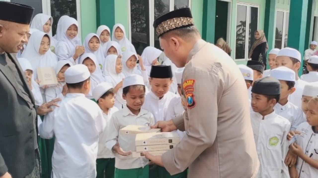 Polisi Bagi Ratusan Mushaf Al-Qur’an di Desa Terpencil