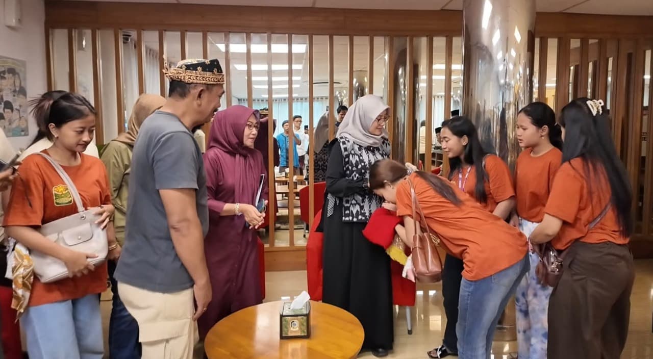 Disambut Bupati Ipuk, Para Penari Korban Selamat KMP Batumandi Siap Tampil di Gandrung Sewu Banyuwangi
