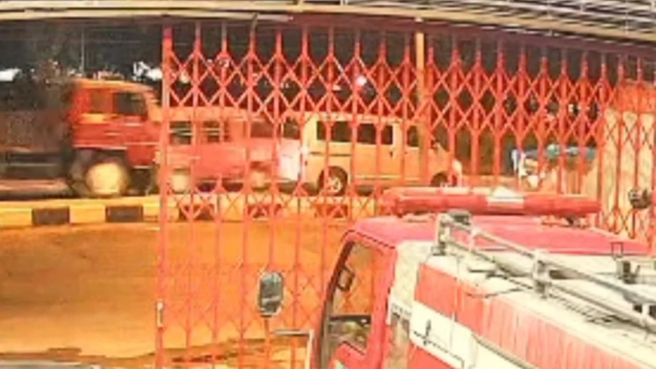 Dua Mobil Ditabrak Truk Kontainer di Lampu Merah, Enam Orang Luka