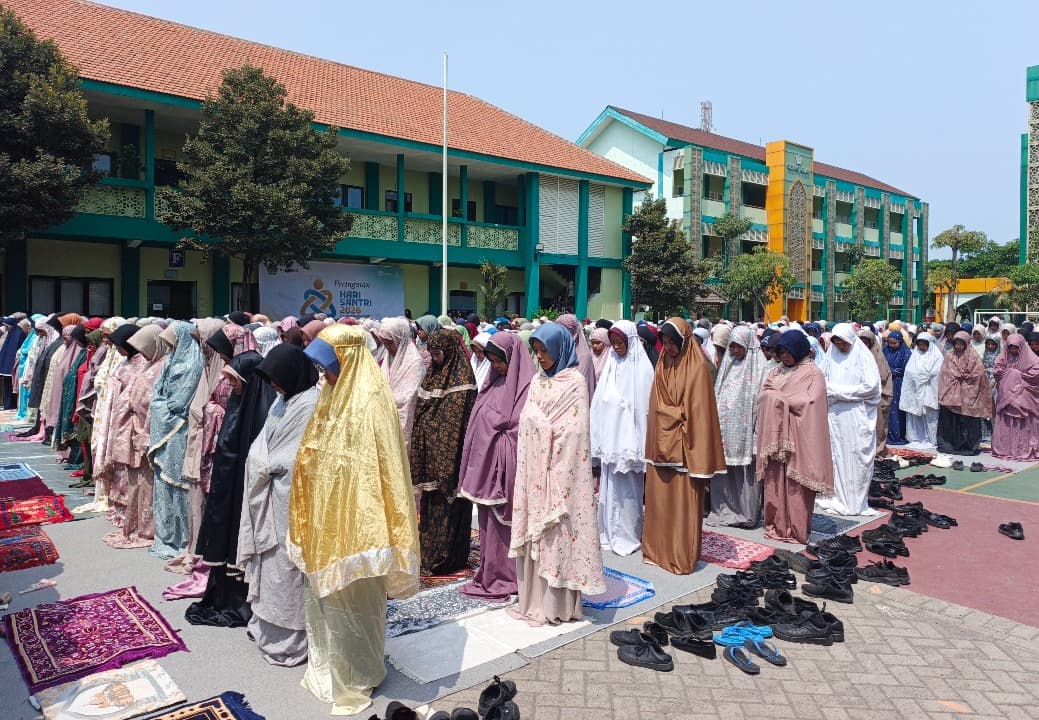 Minta Hujan, Ratusan Siswa dan Guru MAN Surabaya Ikuti Salat Istisqa