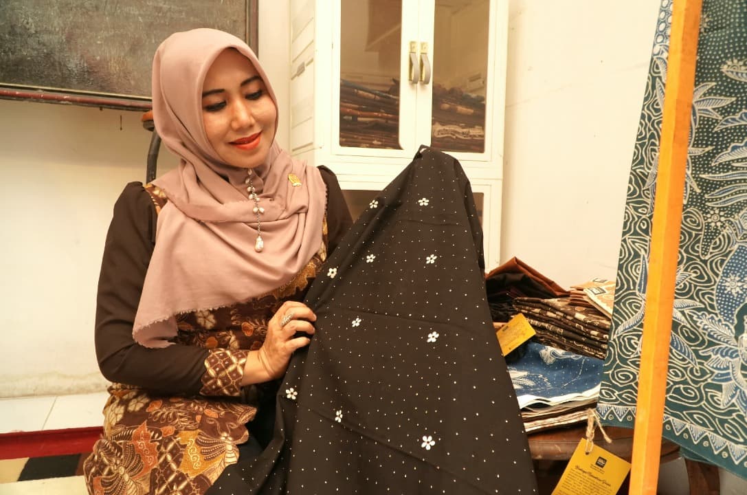 Senator Lia Istifhama Apresiasi Inovasi Batik Lamongan Masuk 3 Besar DPD RI Awards 2026