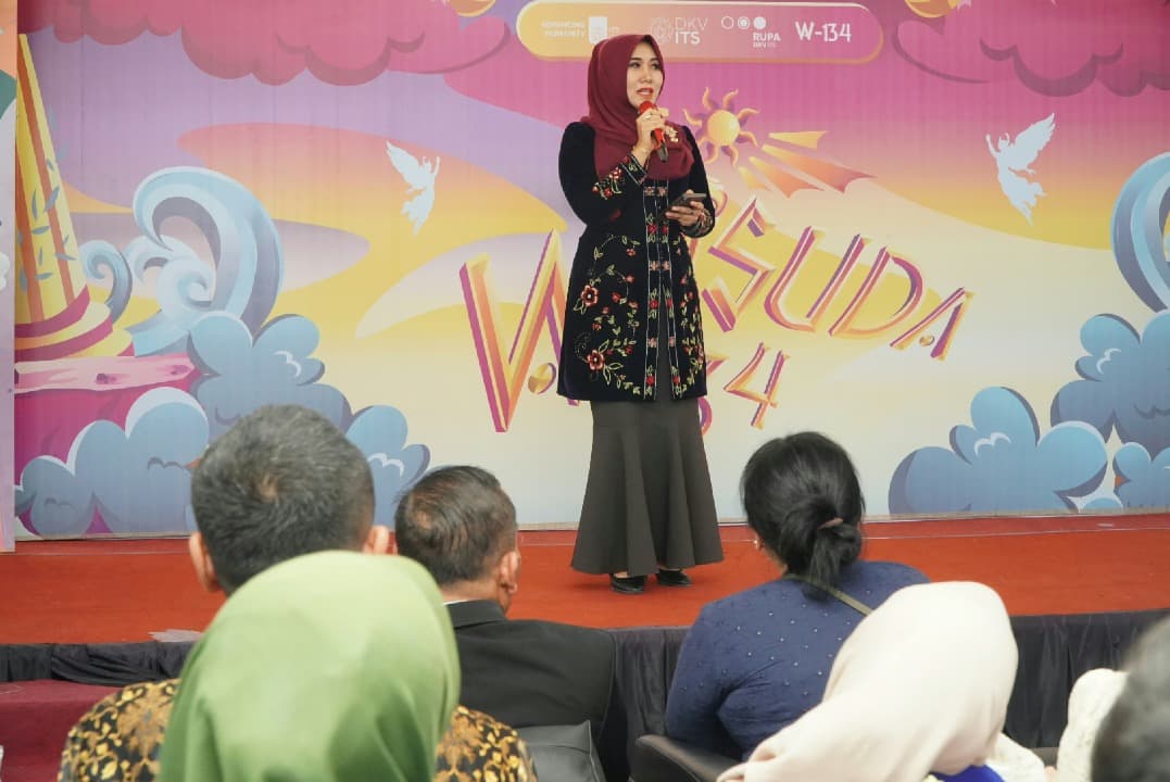 Suasana Haru Warnai Wisuda DKV ITS Saat Ning Lia Wakili Almarhumah Sang Kakak