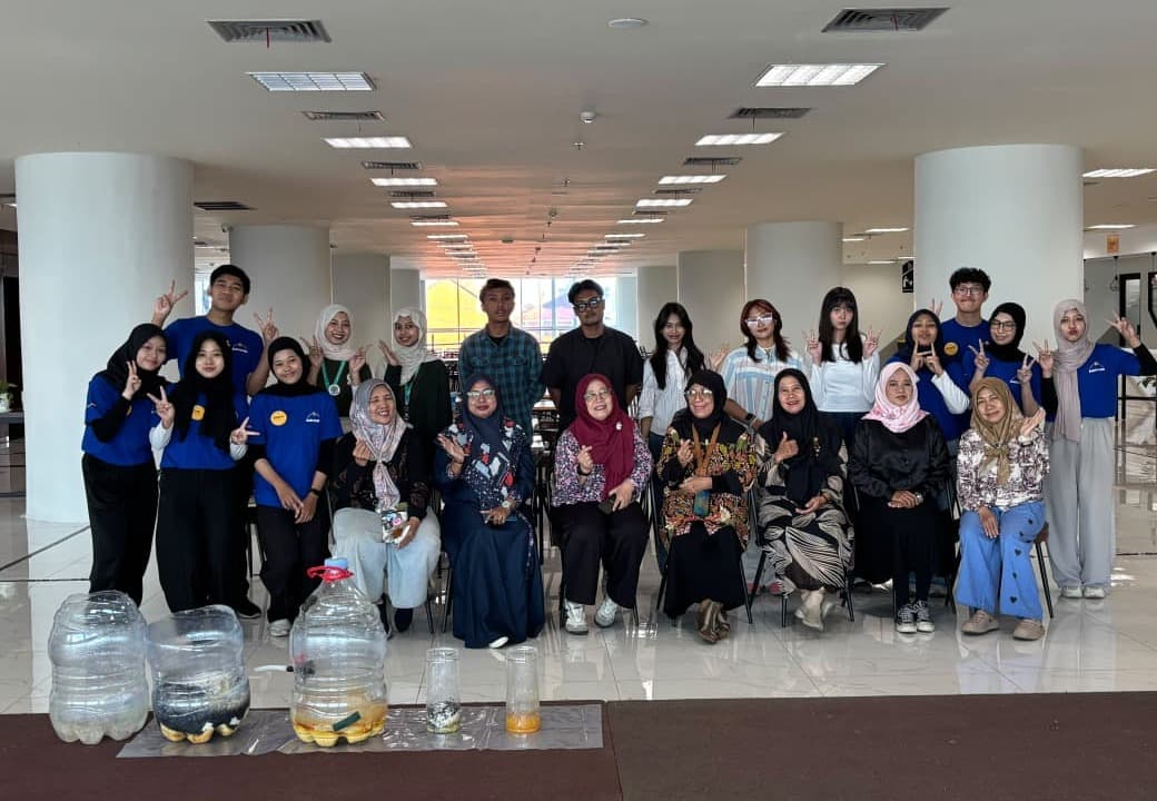 Eco Impact: Pemberdayaan UMKM Manikmaya by Nina Shibori melalui Inovasi Pengolahan Limbah dan Digital Marketing untuk Mendukung SDG 12