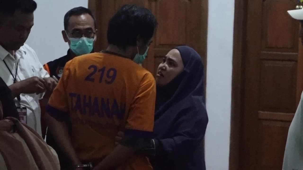 Tangis Istri Sah Pecah Saat Bertemu Tersangka Kasus Kematian Ibu dan Anak di Madiun