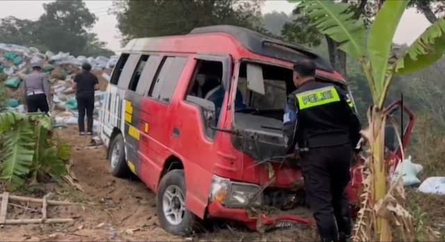 Usai Berwisata dari Batu, Elf Asal Bojonegoro Tabrak Tebing di Jalur Cangar-Pacet