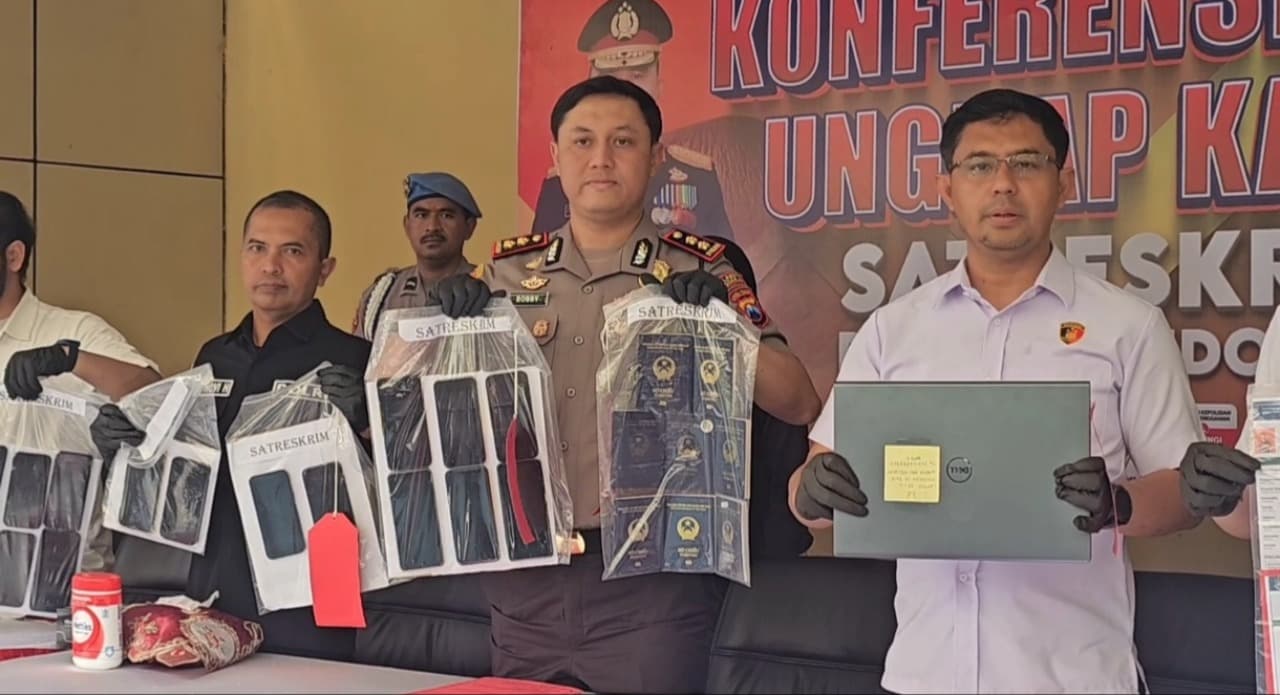 8 WNA Asal Vietnam Dibekuk di Perumahan Elite Sidoarjo, Bongkar Sindikat Scamming Internasional