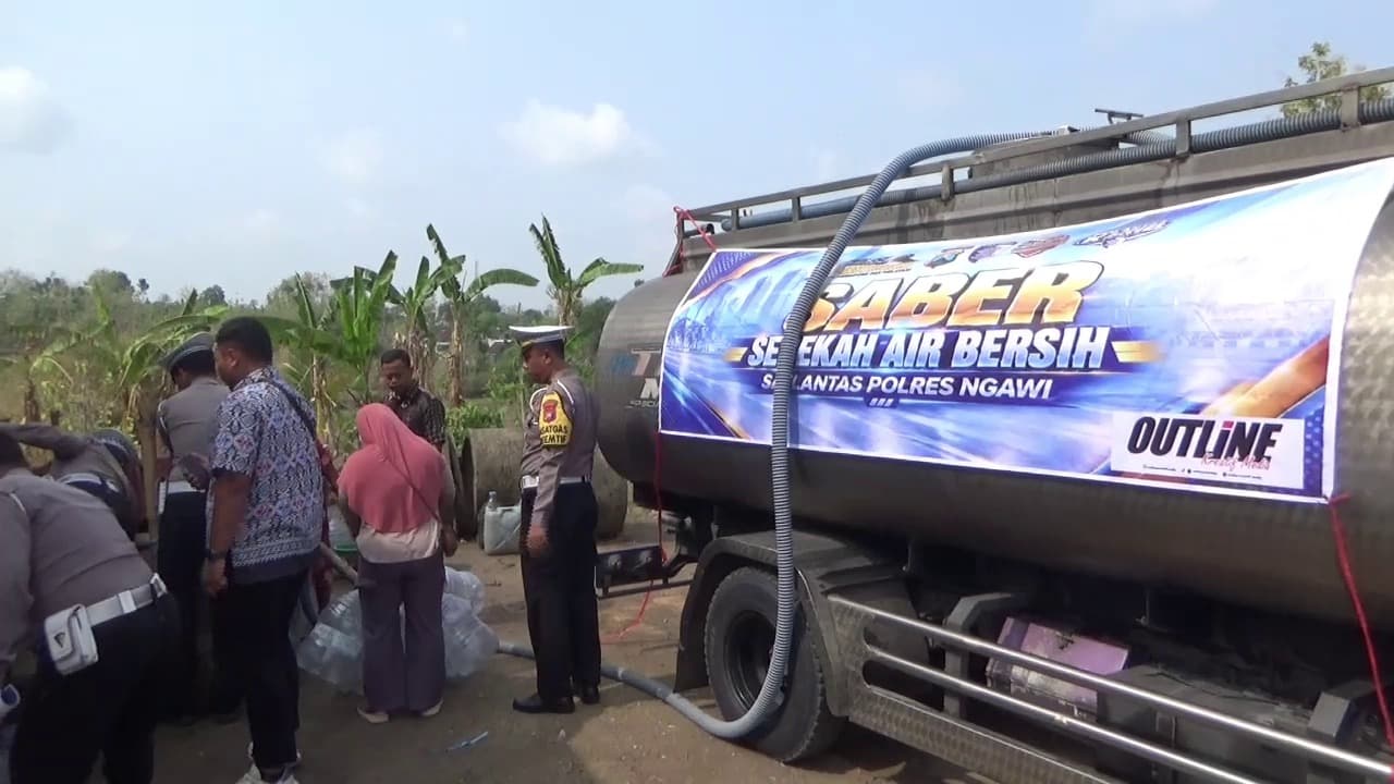 Sumber Air Mengering, Satlantas Polres Ngawi Salurkan Bantuan Air Bersih