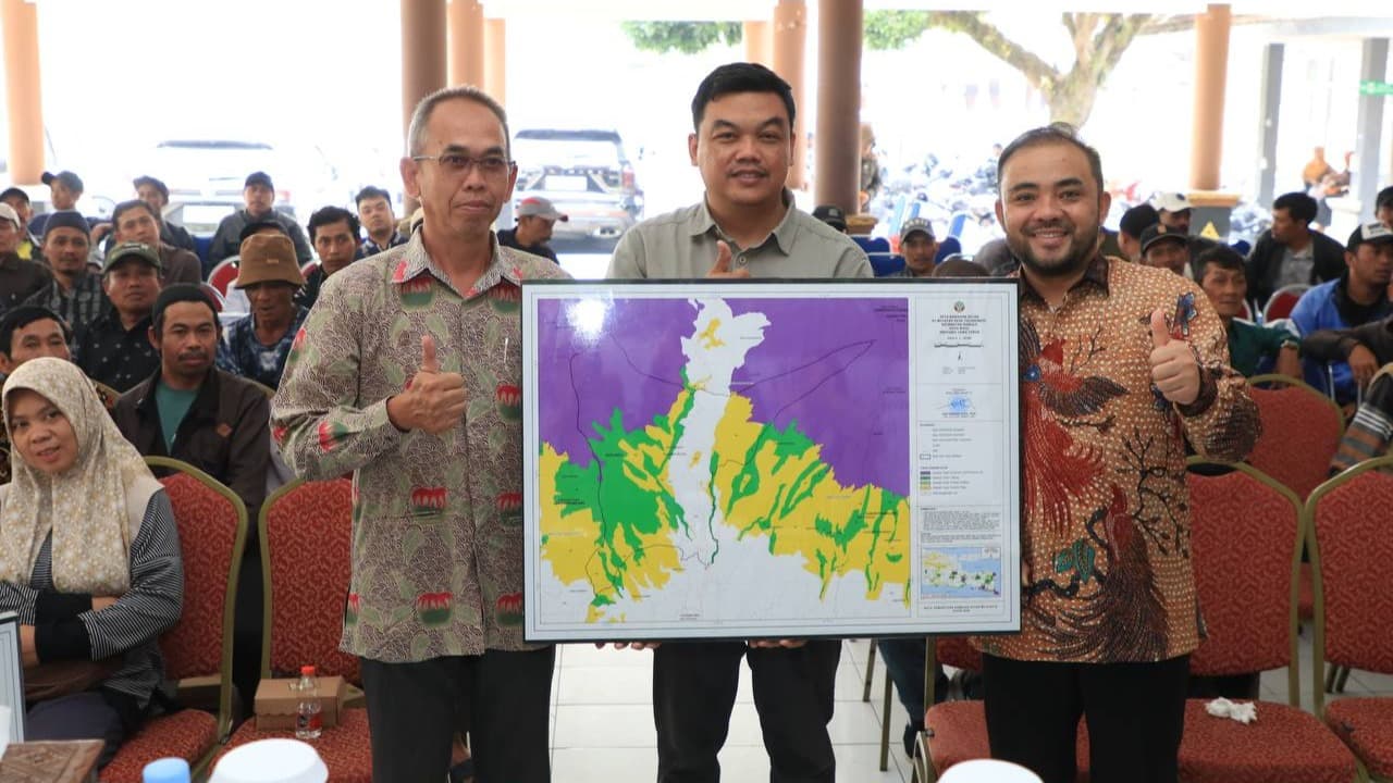 Peta Kawasan Hutan Sumberbrantas dan Tulungrejo Diserahkan, Heli Suyanto Tekankan Kepastian Batas