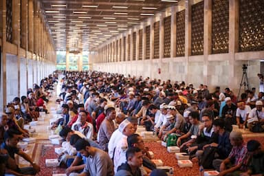 Bukber: Antara Silaturahmi dan Pamer