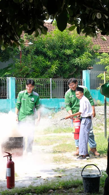 Dari Teori Menuju Aksi: Tim KKN-PKL K3 UNUSA Bekali Siswa MA Al-Fattah Banyuurip Kesiapsiagaan Bencana Kebakaran melalui Edukasi APAR dan APAT