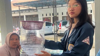 KKN-BBK 8 Desa Bangorejo Gelar Pelatihan Aquaponic, Kader PKK Diajak Budidaya Lele dan Kangkung Menggunakan Galon Bekas Sekali Pakai