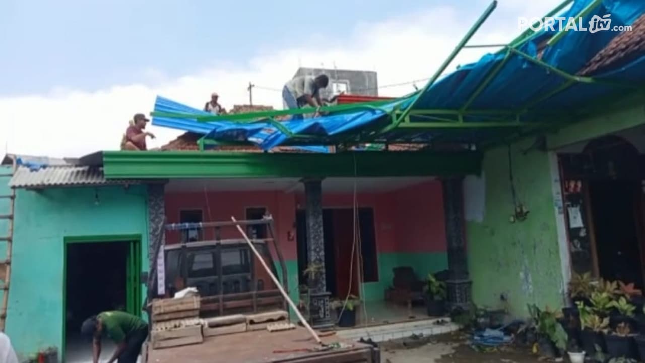 Puting Beliung Terjang Kawasan Perumahan di Jetis Mojokerto