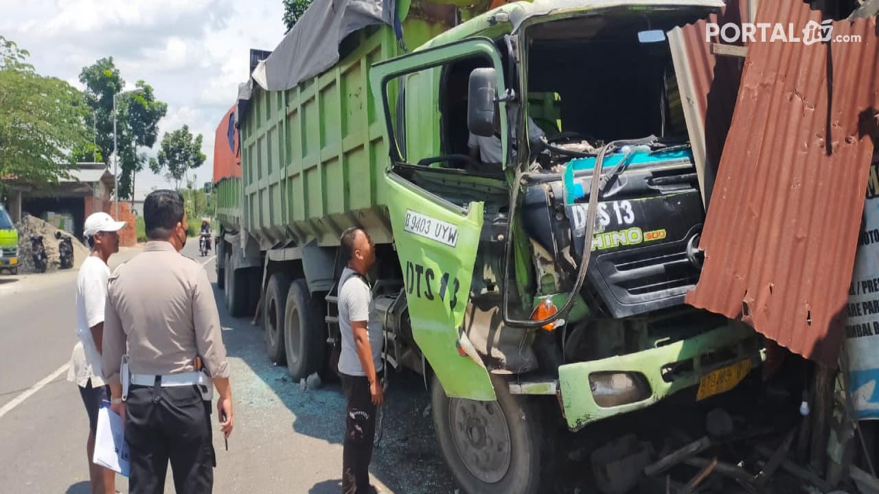 Dump Truck di Mojokerto Tabrak Bengkel, Kios dan Rumah 