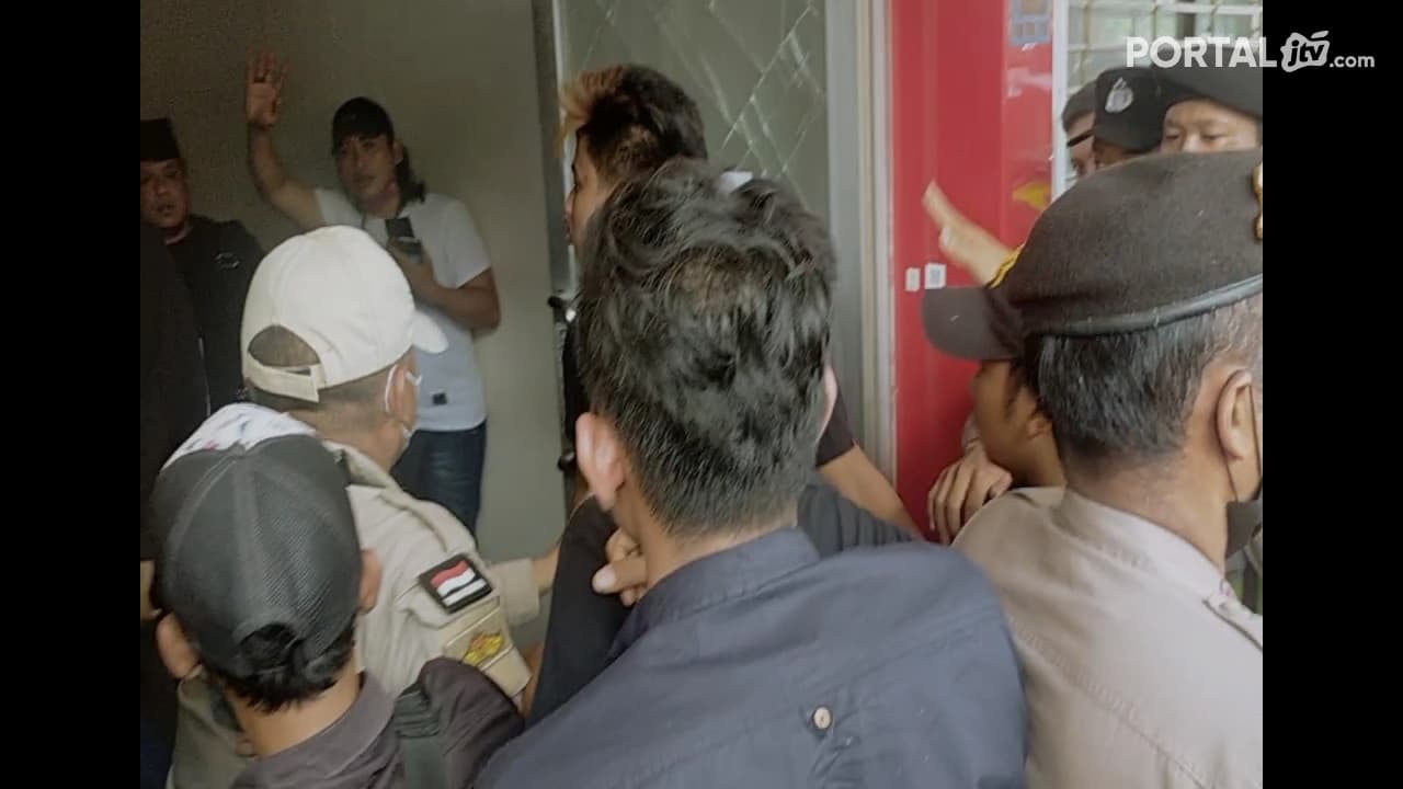 Bank Niaga Mayjend Sungkono di Serbu Massa ,Terjadi Kericuhan Massa  VS Polisi