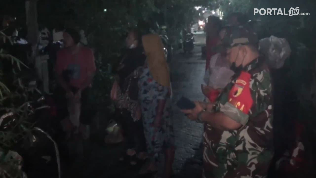 Surabaya Diguyur Hujan, Satu Rumah Ambruk