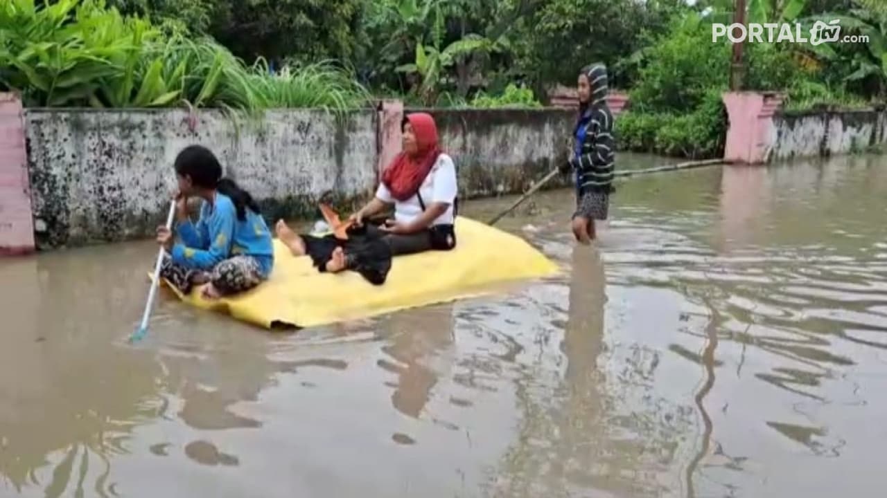 Banjir Tak Kunjung Surut, Warga Mojokerto Mengungsi