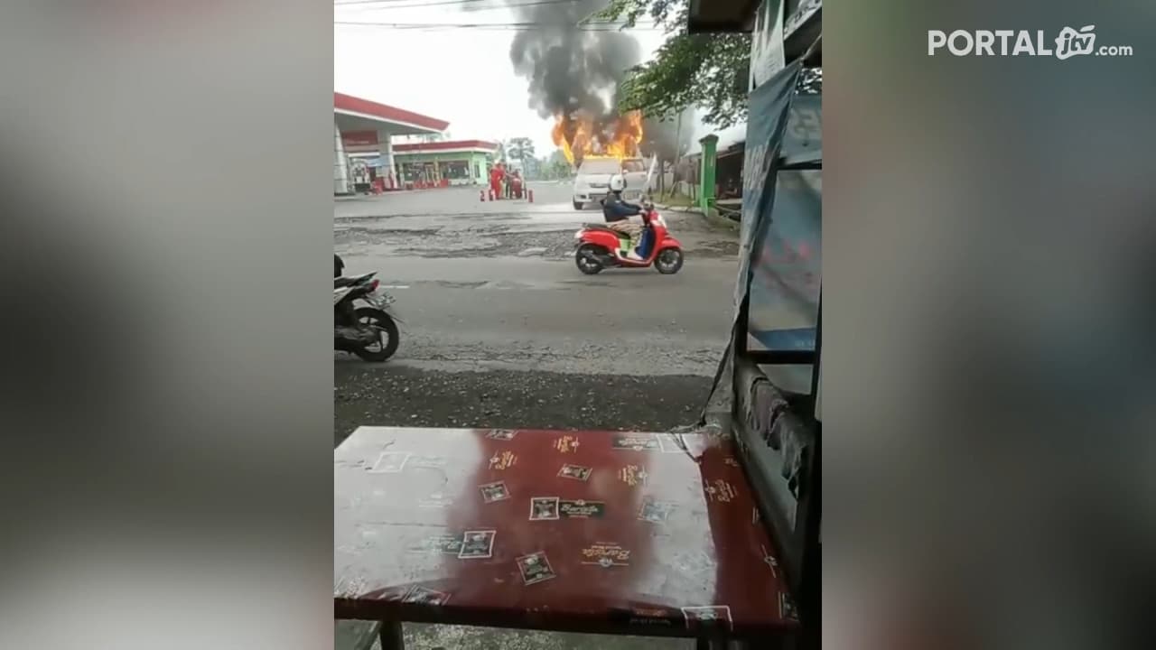 Mobil Terbakar di Depan SPBU Desa Petahunan Lumajang