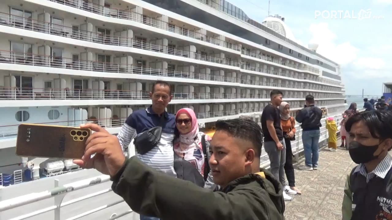 Kapal Pesiar MS Seven Seas Explorer Jadi Buruan Selfie