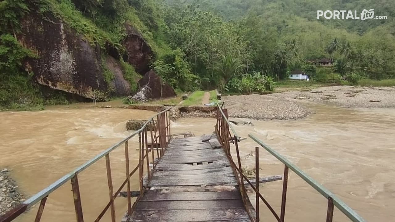 Jembatan Putus Diterjang Banjir, Puluhan Kepala Keluarga di Pacitan Terisolir