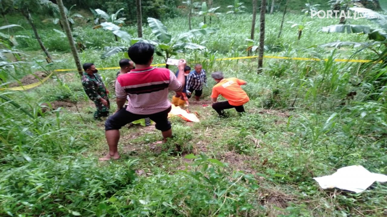 Mayat Bayi Dibungkus Handuk Ditemukan di Lereng Hutan Mojokerto