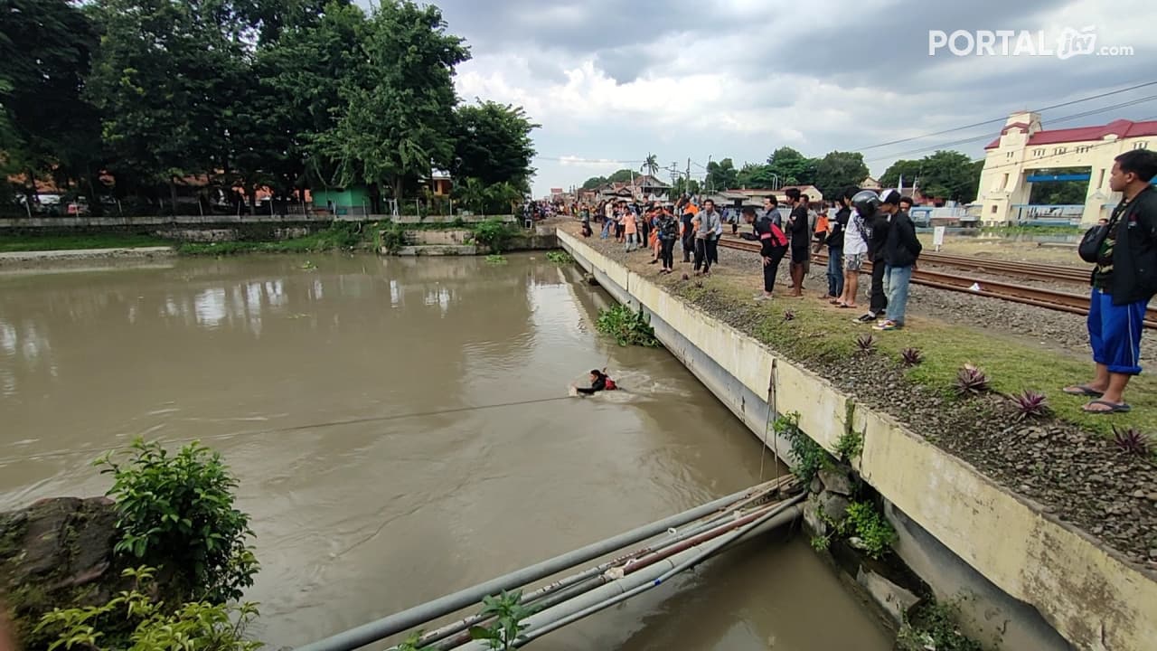 Orang Tenggelam di Sungai Jagir Lambaikan Tangan Minta Tolong