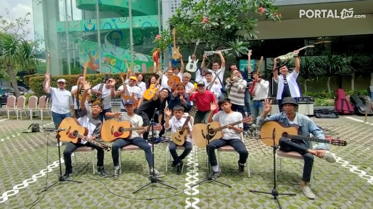 Kolaborasi Manis 40 Gitaris Surabaya bawakan lagu Rek ayo rek