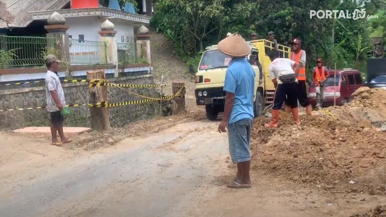 Jalan Amblas, Jalur Ponorogo-Pacitan Masih Berlaku Buka Tutup   