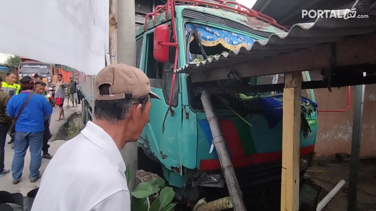 Rem Bolong Truk Box Tronton Hantam Dua Rumah dan Toko Onderdil 
