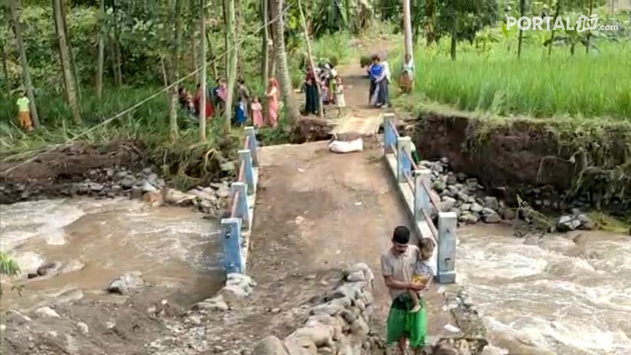 Jembatan Penghubung Antar Desa di Probolinggo Putus diterjang Banjir