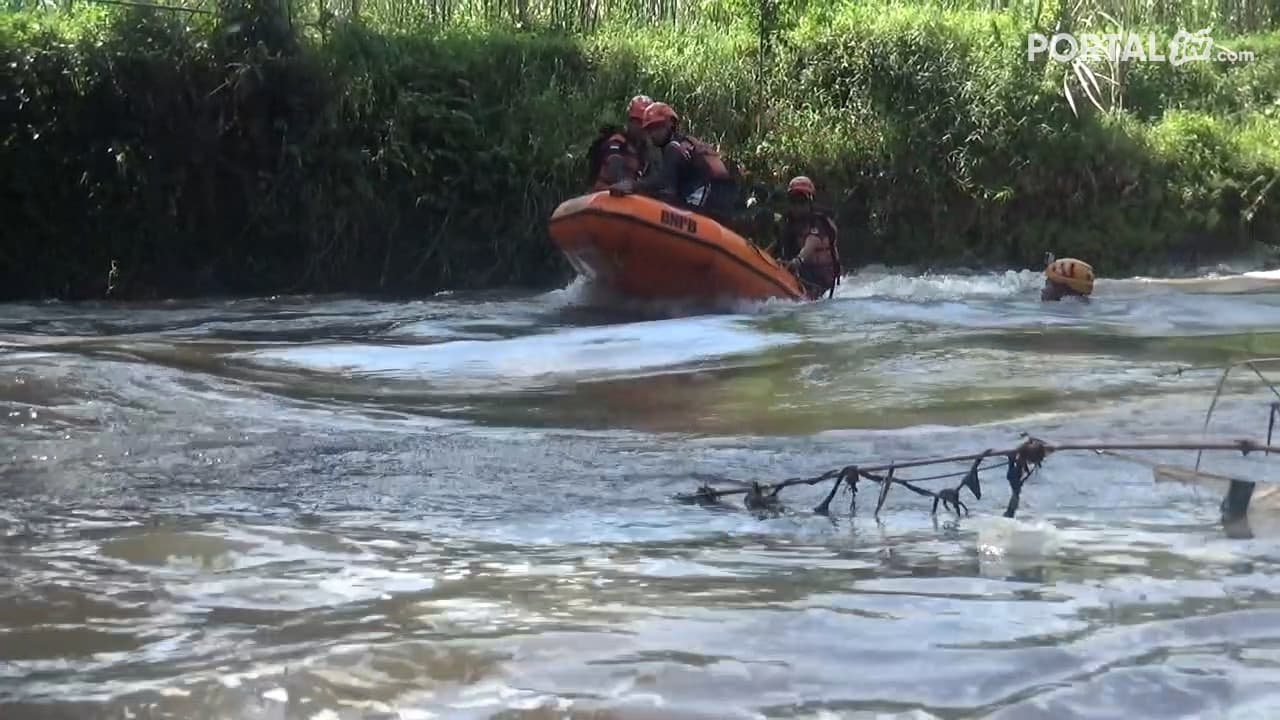 Hari Kedua Pencarian Santri Terseret Sungai Petugas Gabungan Diterjunkan 