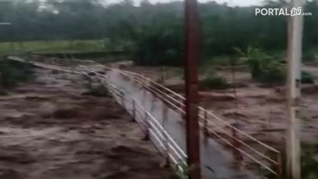 Diterjang Banjir, Jembatan Gantung Patah 
