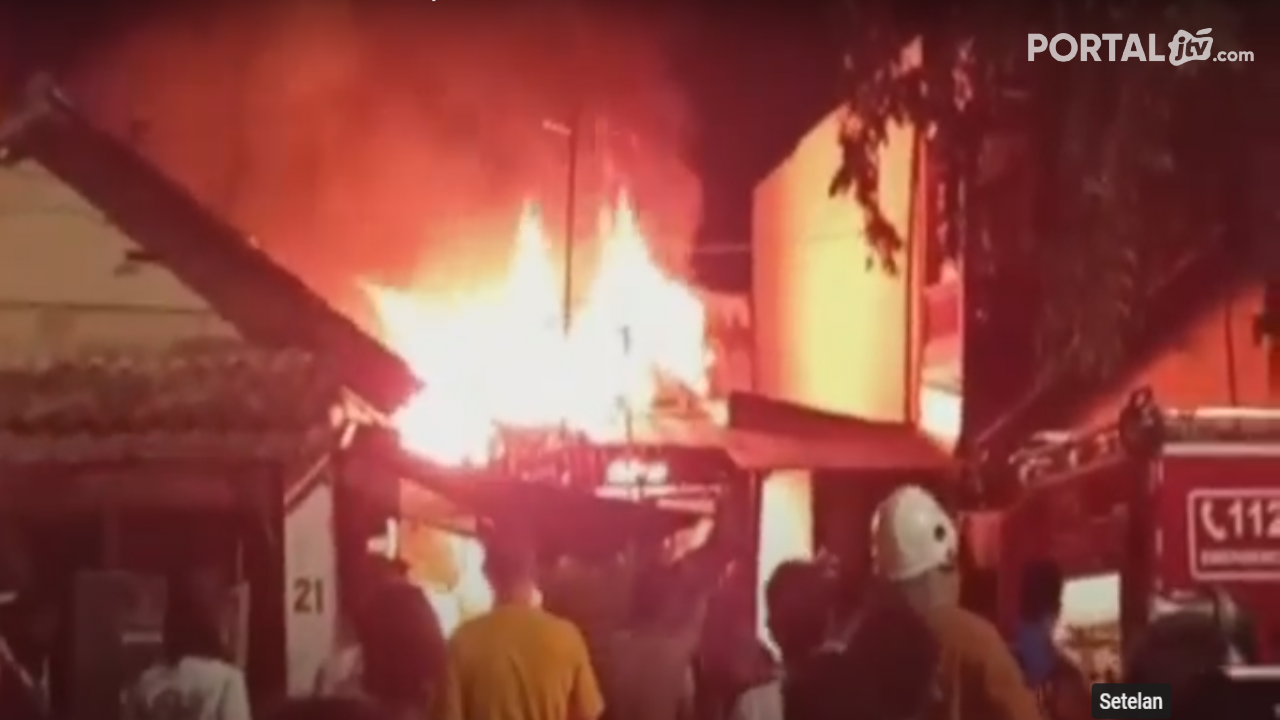 Diduga Konsleting Listrik, Dua Bangunan Rumah dan Gudang Terbakar