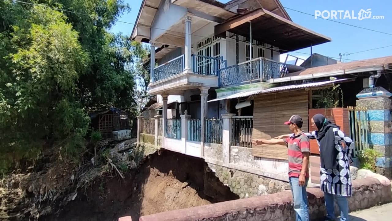 Pondasi Tergerus Air Sungai, Rumah Warga di Mojokerto Nyaris Ambruk