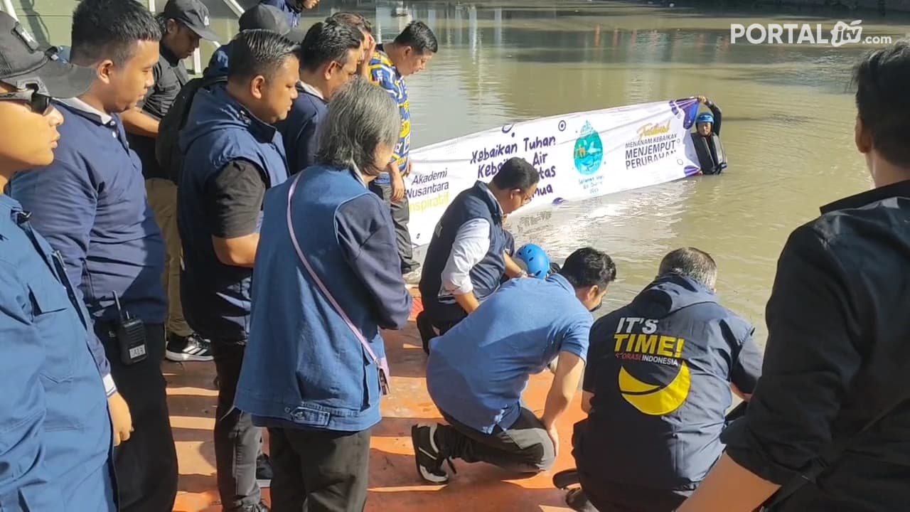 Peringati Hari Air Sedunia, Anies Baswedan Lepas 5000 benih ikan di Sungai kalimas